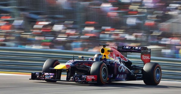 Спомняте ли си кога за последно Red Bull се подиграха на думата „конкуренция“? Сега изглежда че е било отдавна, вероятно преди повече от десетилетие. Този четиригодишен период, от 2010-2013 г., е напълно доминиран от Себастиан Фетел и Red Bull, но силовото партньорство достига своя връх едва през втората половина на 2013 г. Фернандо Алонсо можеше и вероятно трябваше да завлече по-бавното Ferrari до короната през 2012 г. и щеше да спечели шампионата през 2010 г., ако беше успял да задмине Виталий Петров в последното състезание за сезона.
Когато казваме връх, имаме предвид, че Red Bull RB9 се справя с конкуренцията по начин, който не сме виждали до този момент. След кротко начало на годината, в което Алонсо се състезаваше наравно с Себастиан Фетел, като двамата печелеха победа след победа, нещо се промени през втората половина на сезона и германецът се развихри. Удивителната серия от девет поредни победи абсолютно срина Ferrari.
По-удивителното нещо при RB9 е, че вероятно можеше да бъде още по-добър. Задвижван от двигател на Renault, който дори тогава беше наистина ОК в сравнение с Ferrari и Mercedes, Ейдриън Нюи по-късно призна, че работата по разработката на RB9 е била забавена от напрегнатата битка за титлата през 2012 г.
Red Bull беше съсредоточил усилията си върху RB8 по-дълго от първоначално планирано и RB9 пристигна недостатъчно развит. Това, че продължи да чупи рекорди във F1, ни кара да се запитаме какво ли щеше да стане, ако двигателят се беше появил напълно завършен.
